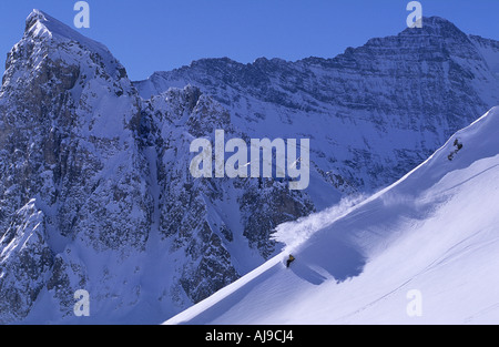 Snowboarder obliques à une windlip à Tignes Alpes Banque D'Images