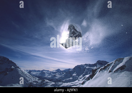 Snowboarder vole dans le soleil dans Les Arcs Alpes Banque D'Images