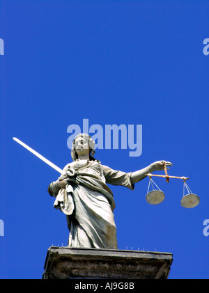 La figure de la Justice sur le haut du château de Dublin à Dublin en Irlande Banque D'Images