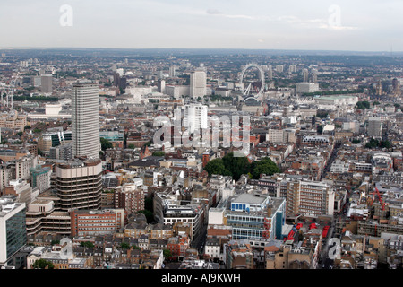 La vue depuis le sommet de la BT Telecom Tower passé Centre Point et le London Eye à Londres du sud Banque D'Images