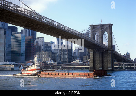 Chaland passant sous le pont de Brooklyn, New York City, New York, USA Banque D'Images