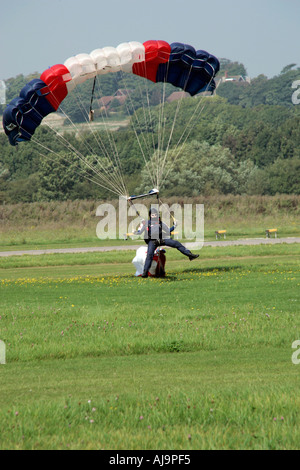 RAF Parachute Falcon membre de l'équipe d'affichage à l'atterrissage à l'aéroport de Shoreham, Royal Air Forces Association de bienfaisance Airshow Banque D'Images