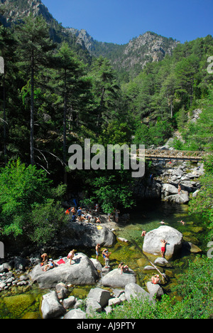 Les gens s'amuser dans le Tavibnanu River, Corse, France Banque D'Images