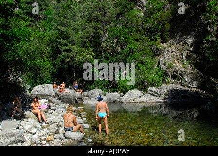 Les gens s'amuser dans le Tavibnanu River, Corse, France Banque D'Images