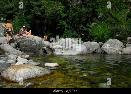 Les gens s'amuser dans le Tavibnanu River, Corse, France Banque D'Images