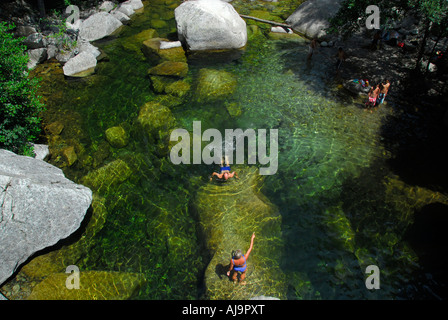 Les gens s'amuser dans le Tavibnanu River, Corse, France Banque D'Images