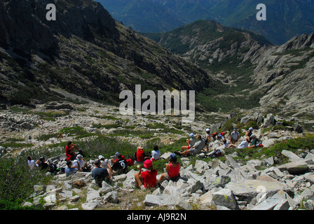 Les randonneurs se reposer avant l'attaque finale sur le Monte d'Oro, Corse Banque D'Images