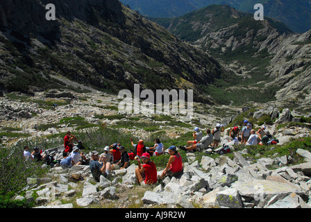 Les randonneurs se reposer avant l'attaque finale sur le Monte d'Oro, Corse Banque D'Images