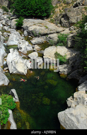 Les gens s'amuser dans le Tavibnanu River, Corse, France Banque D'Images