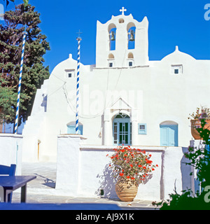 Église Panagia Ouranofora avec beffroi Apollonia île grecque de Sifnos Grèce Banque D'Images