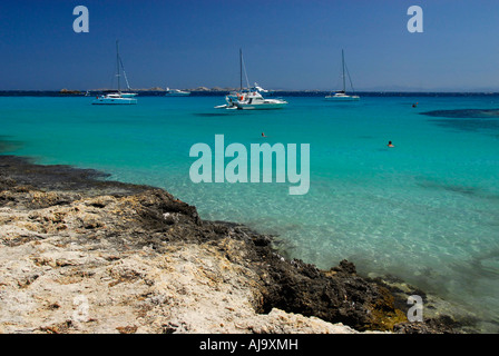 Voiliers ancrés dans l'une des baies de Piantarella, près de Bonifacio, Corse, France Banque D'Images