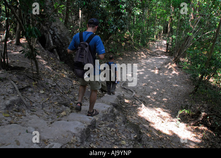 Un escalier descendant sur Toursits dans les ruines de Tikal, Guatemala Banque D'Images