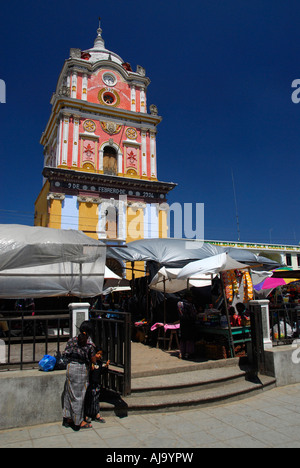 Clocher de l'église vu depuis le marché de Solola et de Central Park, au Guatemala Banque D'Images