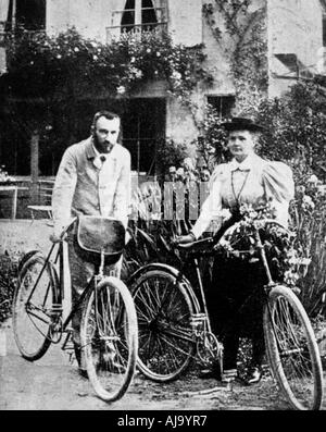 Pierre et Marie Curie, physiciens français, se préparant à faire du vélo. Artiste : Inconnu Banque D'Images