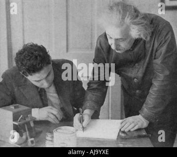 Albert Einstein, mathématicien américain-alémaniques et physicien, avec un étudiant. Artiste : Inconnu Banque D'Images