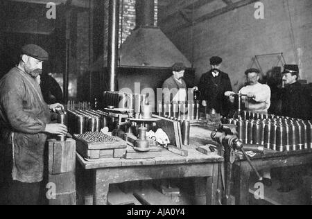 Remplir les coquilles de shrapnel dans une usine de munitions, de la Première Guerre mondiale, 1914-1918. Artiste : Inconnu Banque D'Images