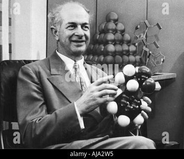 Linus Pauling, chimiste américain, c1954. Artiste : Inconnu Banque D'Images