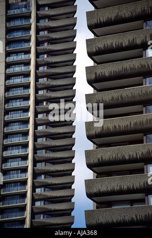 Blocs de grande hauteur au Barbican de Londres Angleterre : complexes de l'Architecture brutaliste 1982 Banque D'Images