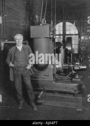 Thomas Alva Edison, inventeur américain, avec sa première dynamo pour produire une lumière électrique, 1880. Artiste : Inconnu Banque D'Images