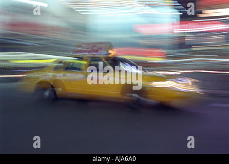 Un taxi jaune les périphériques à Times Square dans mid town Manhattan New York Banque D'Images