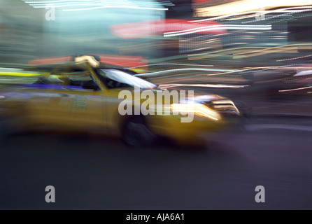 Un taxi jaune les périphériques à Times Square dans mid town Manhattan New York Banque D'Images