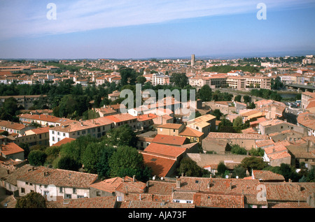 Vue de la citadelle au dessus des toits de Carcassonne, Aude, Languedoc-Roussillon, France Banque D'Images