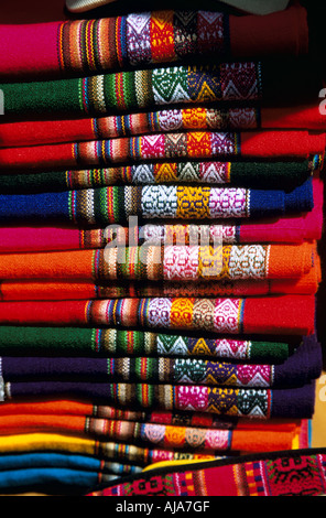 Pile de nappes colorées traditionnelles sur le marché indien, décrochage, Lima, Pérou Banque D'Images