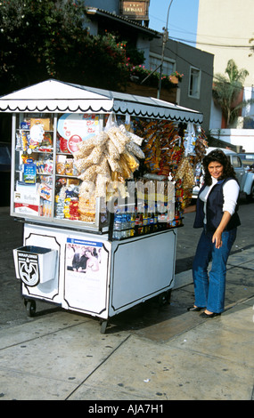 Vendeur de rue vendant de la nourriture et des boissons à partir de la cabine mobile, Miraflores, Lima, Pérou Banque D'Images