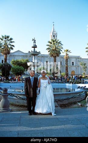 Couple nouvellement marié en face de Tuturutu Fontaine et Cathedral, Plaza de Armas, Arequipa, Pérou Banque D'Images