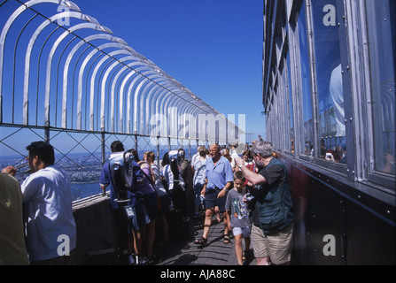 Affluence sur le côté sud de la terrasse d'observation au sommet de l'Empire State Building regarder la vue sur New York Banque D'Images