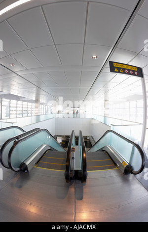 Escaliers mécaniques, l'aéroport international Pearson de Toronto, Toronto, Ontario, Canada Banque D'Images