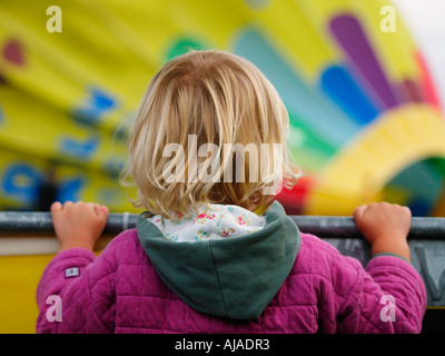 Petit enfant regardant des montgolfières en préparation pour le décollage de la montgolfière festival 2006 ballonfiesta Breda Banque D'Images