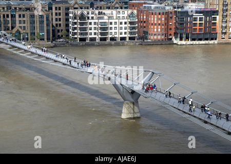 Millennium Bridge sur la Tamise, Londres, Angleterre Banque D'Images