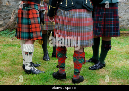 Groupe d'hommes portant le kilt traditionnel, à l'ouest des Highlands, Trossachs, Ecosse, Royaume-Uni Banque D'Images