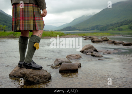 Homme portant un kilt par Loch doine, West Highlands, Ecosse, Royaume-Uni Banque D'Images