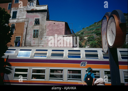 Les touristes en attente de train à la gare de Vernazza Cinque Terre côte Ligure Italie Banque D'Images