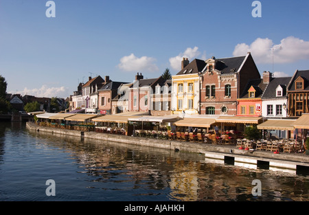 Restaurants sur les rives du fleuve de la somme dans le quartier St Leu à Amiens en Picardie Banque D'Images