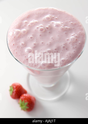 Un verre de smoothie fraise sur un fond blanc Banque D'Images