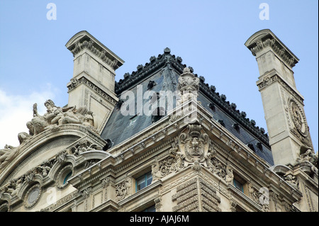 Close-up montrant les détails de l'architecture française classique sur le toit d'un immeuble dans le centre de Paris Banque D'Images