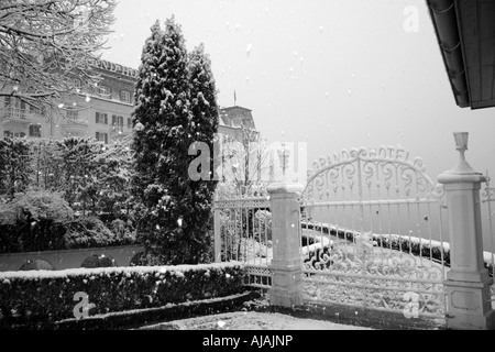 Scène d'hiver enneigé avec wroght Portes de fer en images, Zell Am See, Autriche ski resort. Banque D'Images