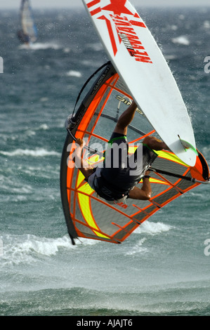 Planche à voile faire un looping Banque D'Images