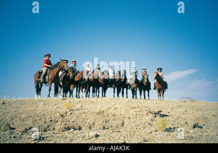 Neuf 9 cavaliers avec dix 10 chevaux à partir de safaris à cheval dans les montagnes de la Lune, Désert du Namib Namibie Banque D'Images