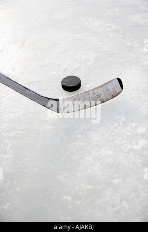 A proximité de la glace en bâton de hockey sur glace en position de frapper rondelle de hockey Banque D'Images