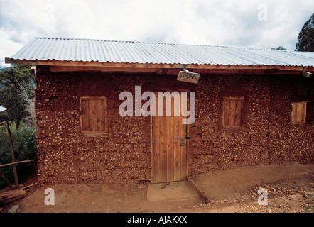 Une simple hutte de boue et wattle Hotel Upendo qui est dans le village de Baron Cherangani Hills à l'ouest du Kenya Afrique de l'Est Banque D'Images