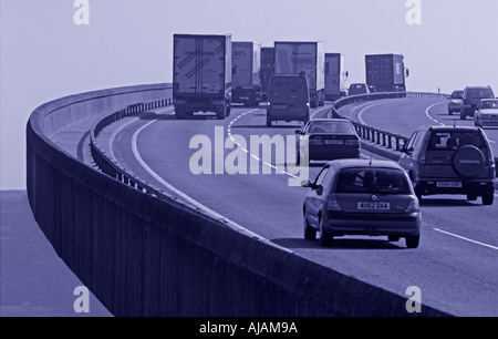 Le pont d'Orwell sur l'A14 près d'Ipswich Angleterre transportant du fret de trafic à destination du port de Felixstowe Angleterre Banque D'Images