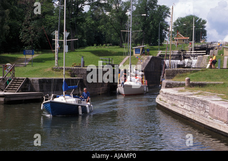 La Suède Berg bateaux de plaisance naviguant sur le Canal Gota quitte les écluses de Berg dans le centre de la Suède Banque D'Images