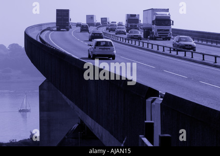 Le pont d'Orwell sur l'A14 près d'Ipswich Angleterre transportant du fret de trafic à destination du port de Felixstowe Angleterre Banque D'Images