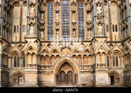 Détail de sculpture sur la façade ouest de la magnifique cathédrale de Wells dans le Somerset en Angleterre Banque D'Images