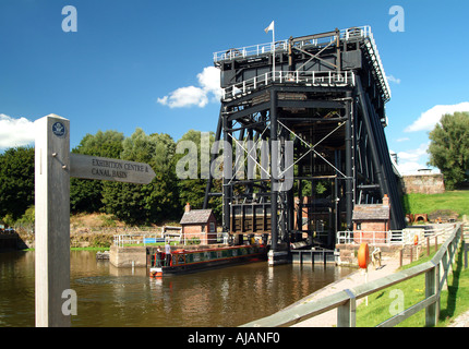 Canalboat entrant dans l'ascenseur Anderton, près de Northwich, Cheshire Angleterre Royaume-Uni Banque D'Images