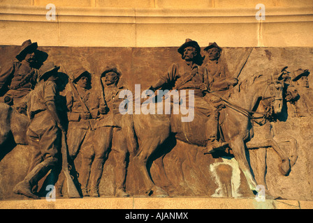 Détail d'une sculpture relief montrant des hommes et des chevaux sur la tombe de Cecil Rhodes Parc National de Matobo Zimbabwe Banque D'Images